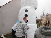 Stavíme sněhuláka s partnery,  rodiči a dětmi